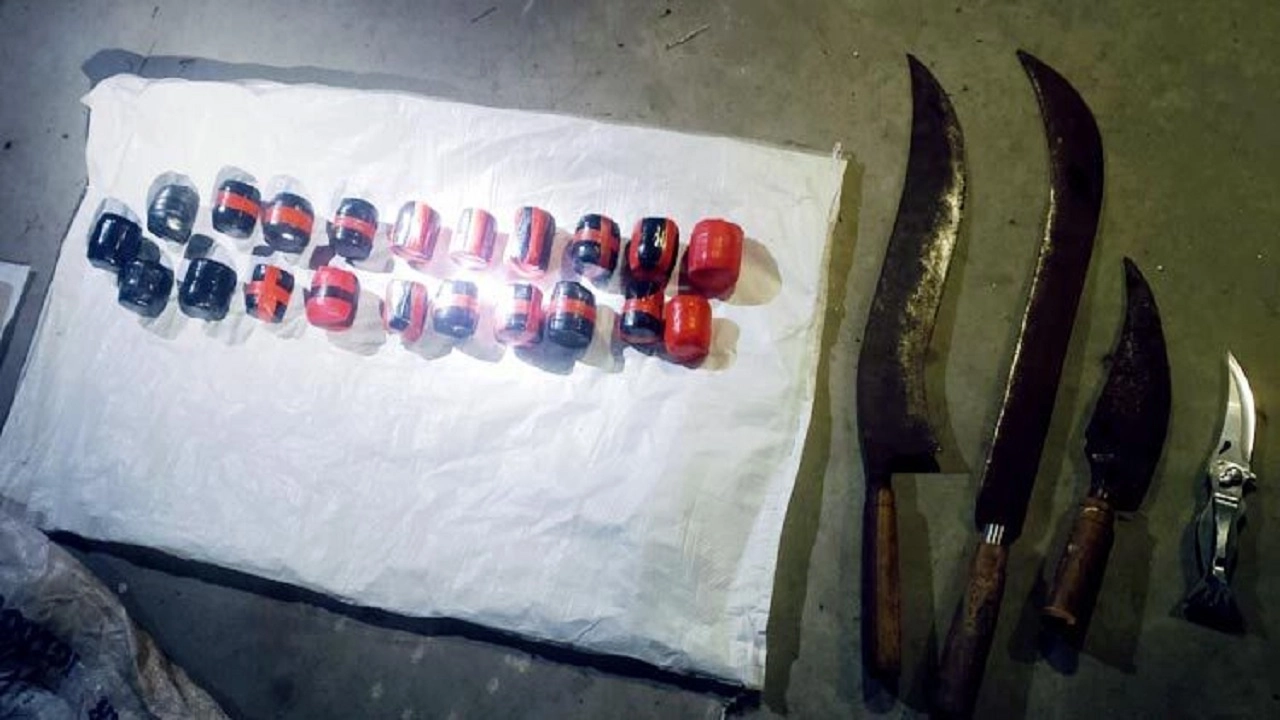 ককটেল ও দেশীয় অস্ত্র