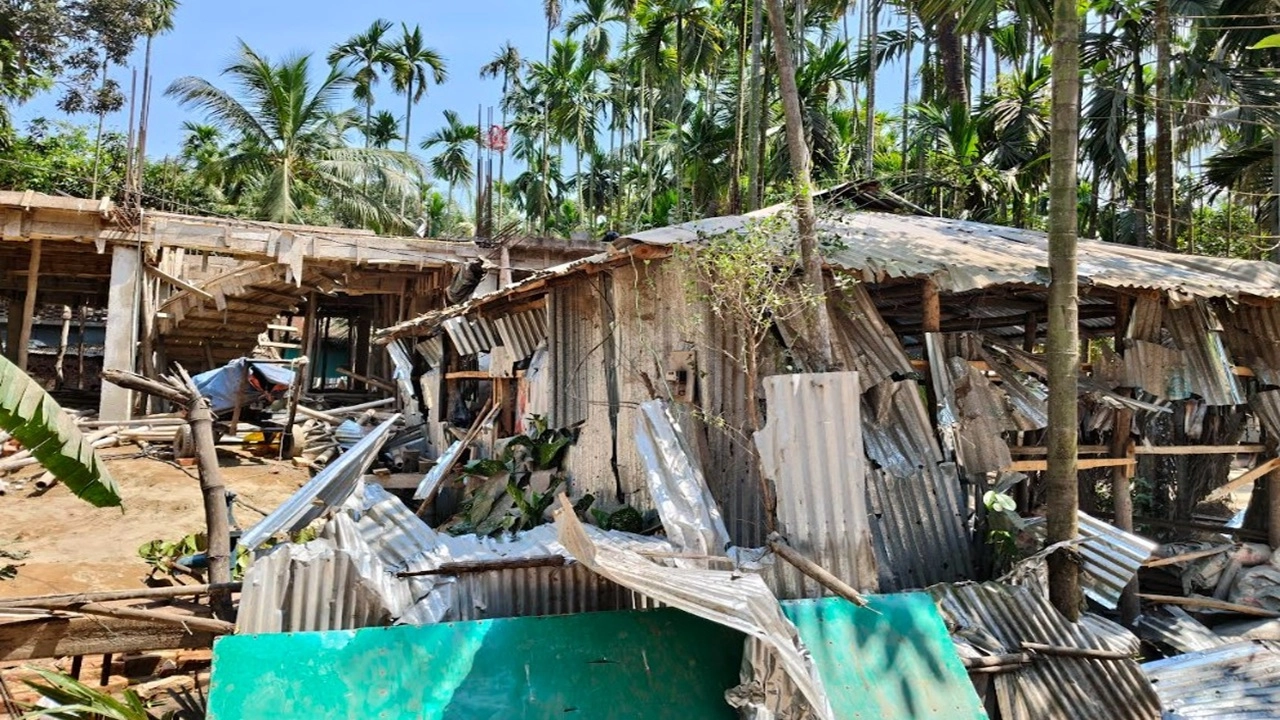 কক্সবাজার সদর উপজেলার খরুলিয়া ভূতপাড়া এলাকায় নির্মাণাধীন একটি ভবনের ছাদ ঢালাইয়ের সময় দিনে দুপুরে সশস্ত্র হামলা