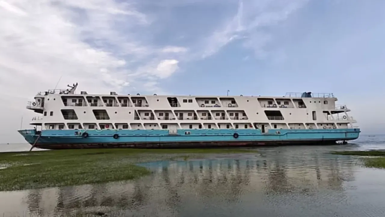 ঝড়ে নিয়ন্ত্রণ হারিয়ে ডুবোচরে লঞ্চ, উদ্ধার ৮০ যাত্রী