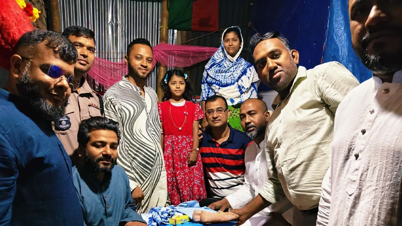 শিশু ফাতেমা ও তার নানীকে ঈদ উপহার দিচ্ছেন ‘আমরা বিএনপি পরিবার’-এর নেতৃবৃন্দ