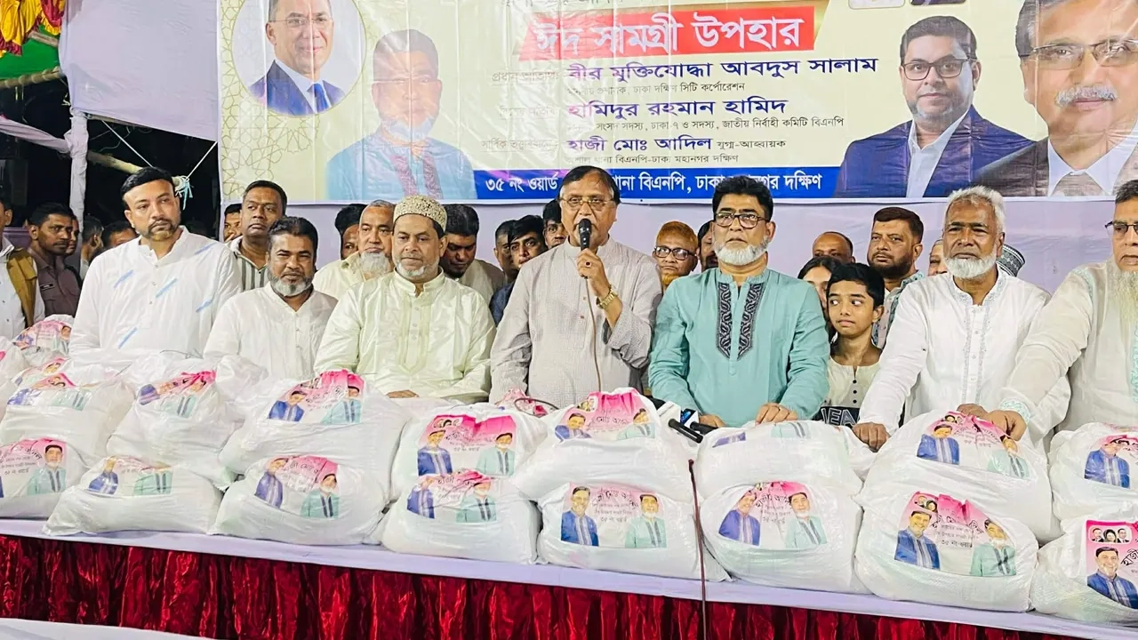 ঈদ সামগ্রী উপহার প্রদান করছেন বিএনপি নেতা আদিল