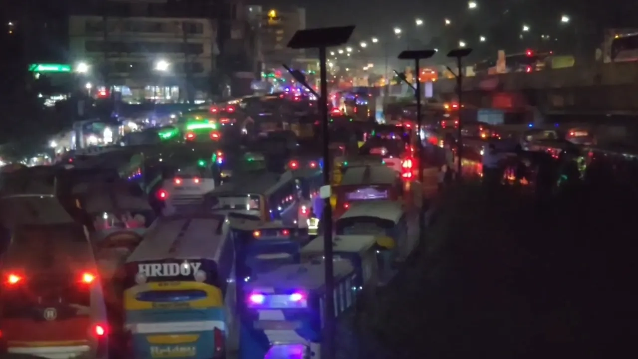 ঢাকা-টাঙ্গাইল মহাসড়কের চন্দ্রায় যানবাহনের ধীরগতি, ১২ কিলোমিটার যানজট