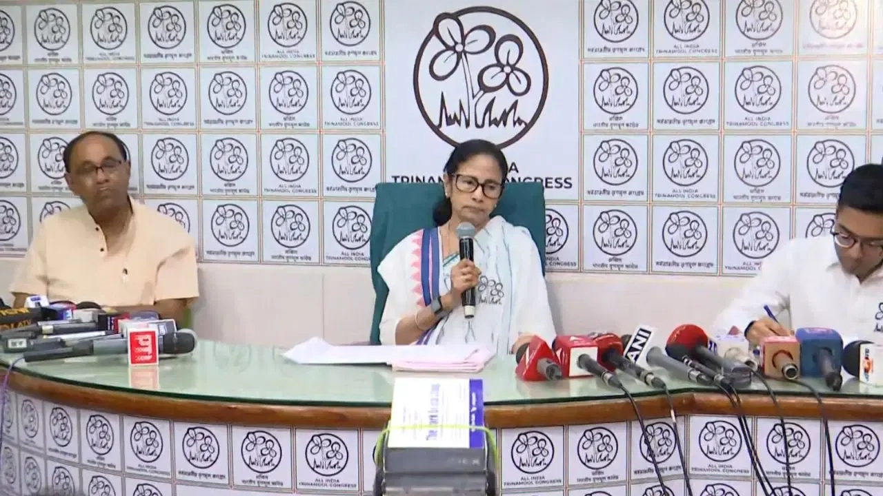 বিধানসভা নির্বাচনের প্রার্থী ঘোষণা করছেন মমতা ব্যানার্জি ।। ছবি: সংগৃহীত