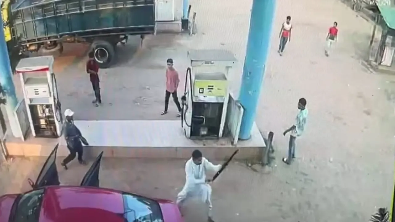 শটগান হাতে ইটভাটা মালিক বি কে আজম