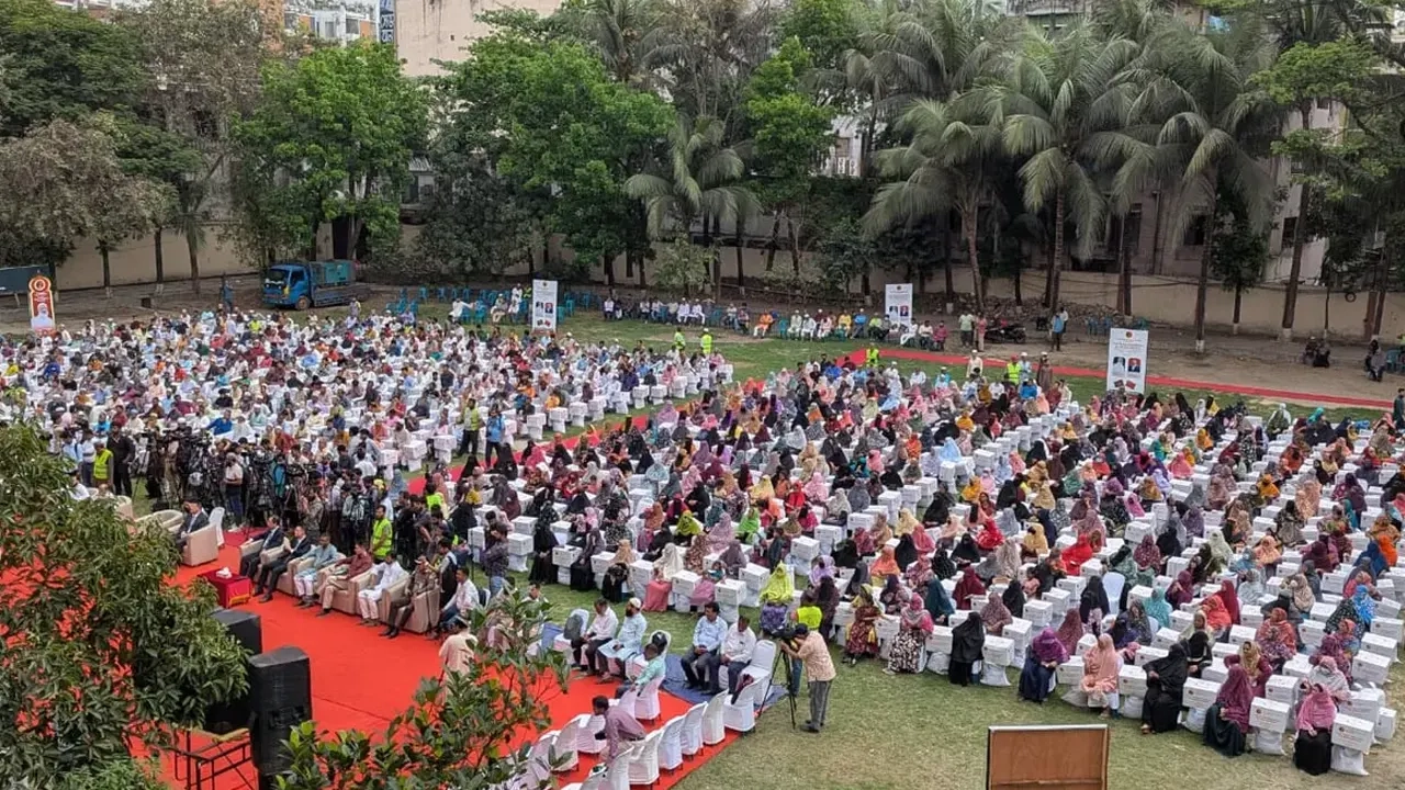 রাজধানীতে ঈদ সামগ্রী উপহার বিতরণ অনুষ্ঠান ।। ছবি: সংগৃহীত