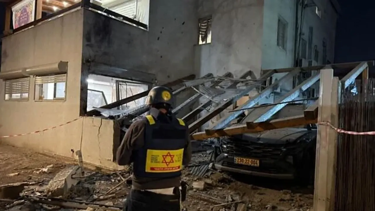 ইসরায়েলের আবাসিক ভবনে ইরানের হামলা ।। ছবি: সংগৃহীত