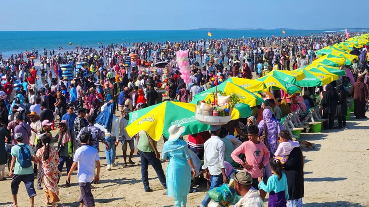 কক্সবাজার সমুদ্র সৈকতে পর্যটকদের ভিড় ।। ফাইল ছবি