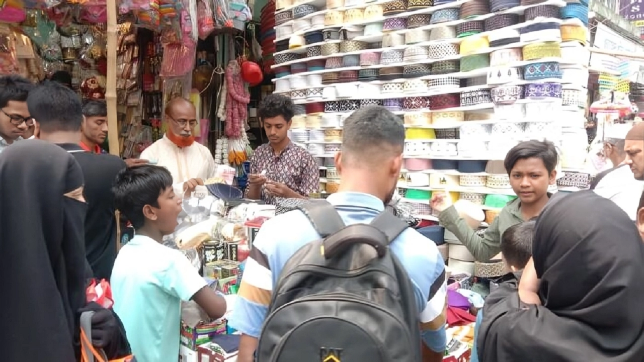 জমে উঠেছে টুপি ও আতরের বাজার