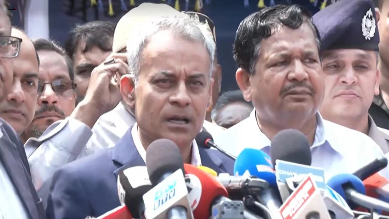 সাংবাদিকদের সঙ্গে কথা বলছেন সড়ক পরিবহন ও সেতুমন্ত্রী শেখ রবিউল আলম।