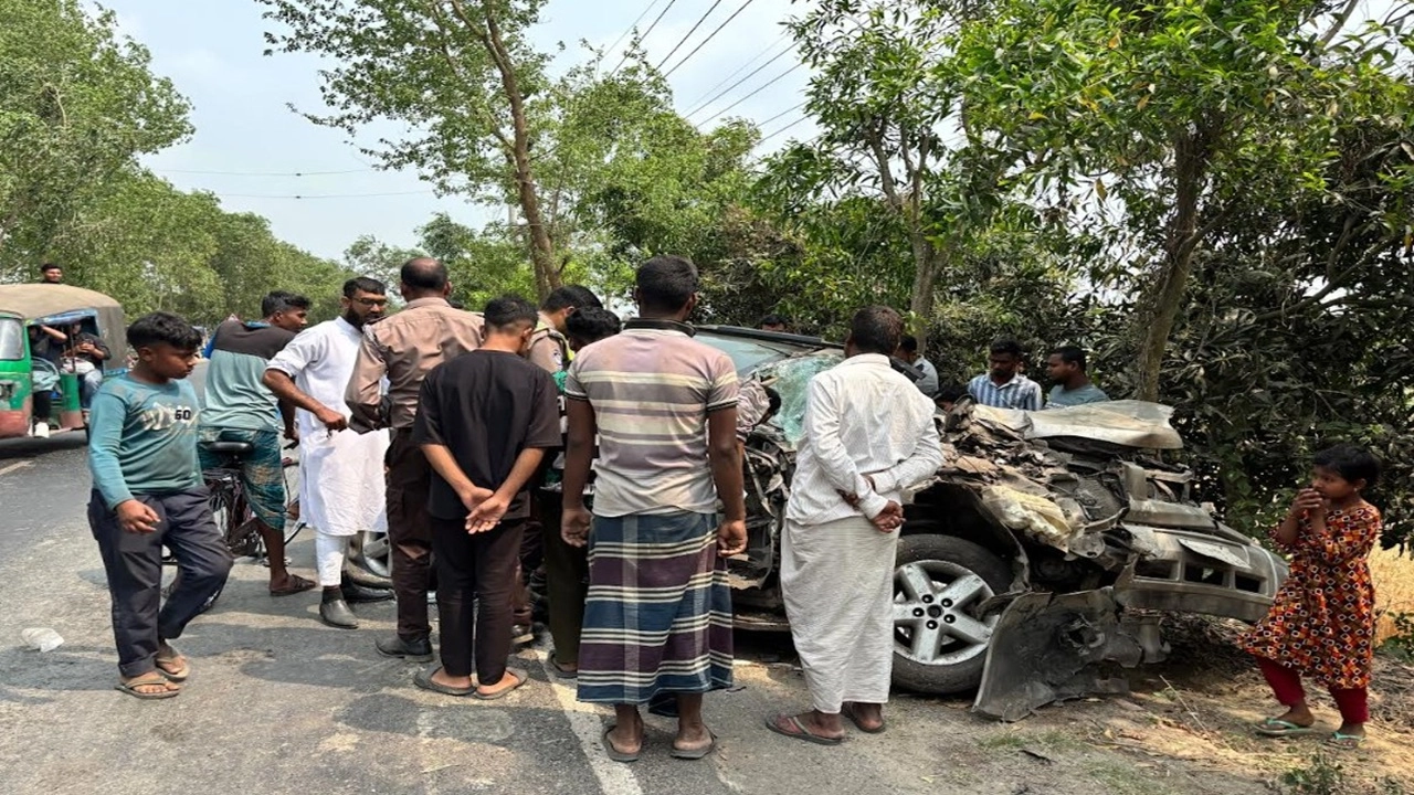 বাস-প্রাইভেটকারের মুখোমুখি সংঘর্ষ