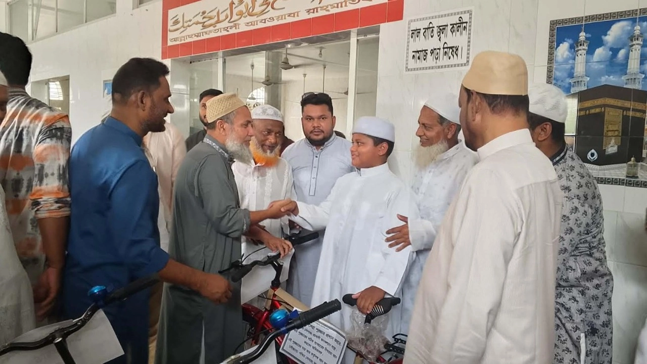 মুন্সীগঞ্জের টঙ্গীবাড়ীতে টানা ৪০ দিন জামায়াতের সঙ্গে পাঁচ ওয়াক্ত নামাজ আদায় করায় ৩০০ কিশোরকে পুরস্কৃত করা হয়েছে।