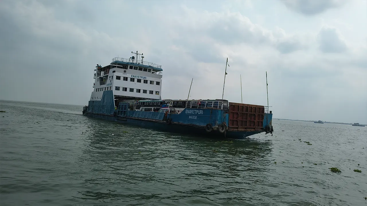 ঝড়-বৃষ্টিতে পাটুরিয়া-দৌলতদিয়া নৌরুটে ফেরি চলাচল বন্ধ