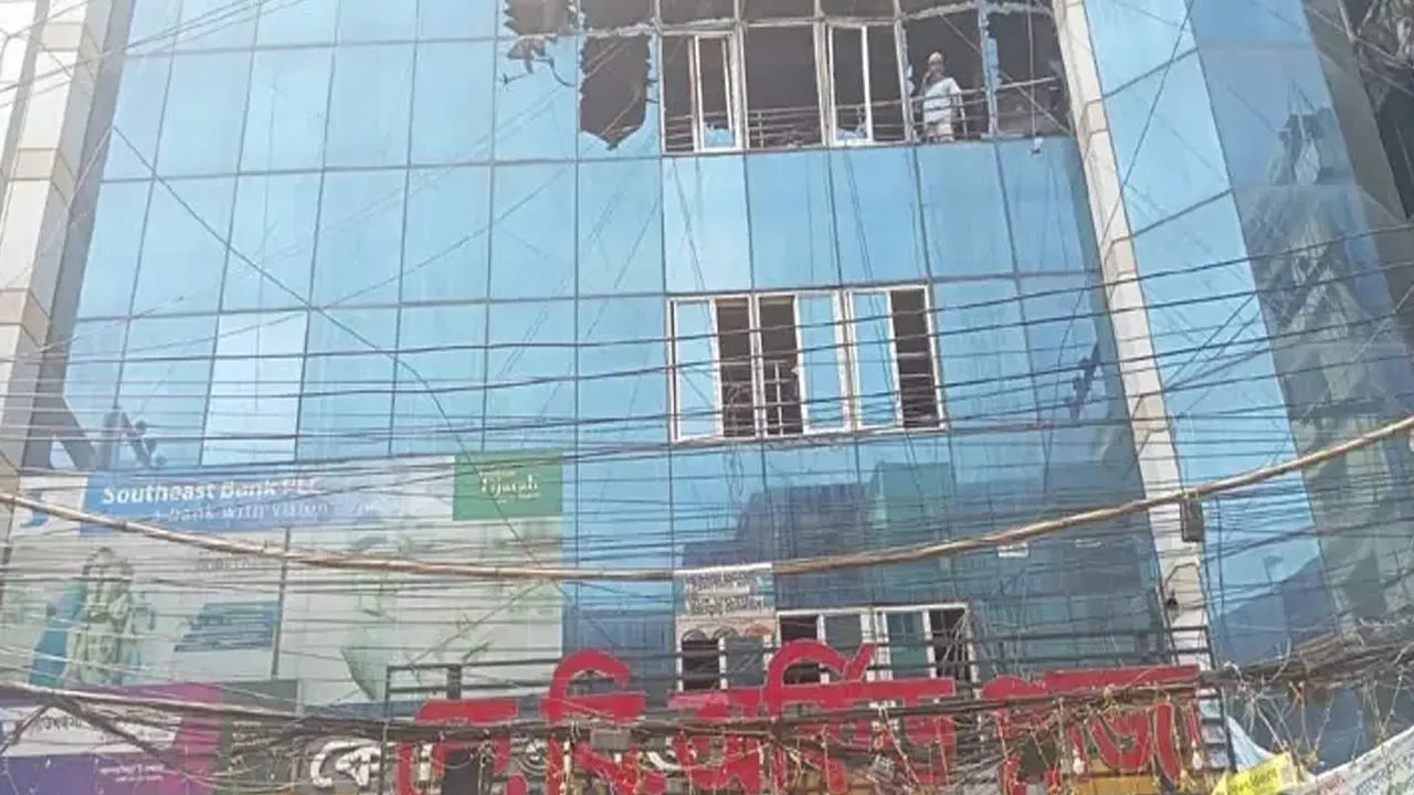 আগুন দ্রুত ছড়িয়ে পড়ে পঞ্চম ও ষষ্ঠতলায়