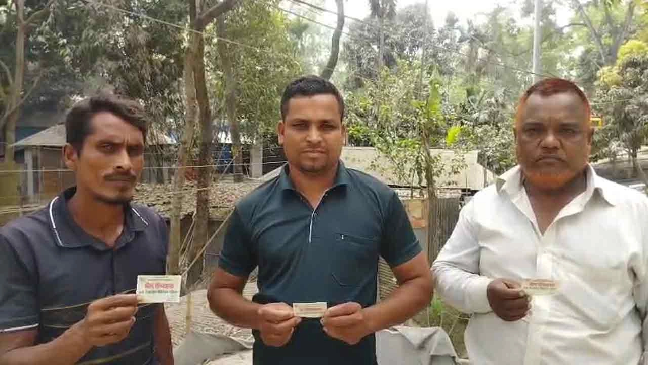 কার্ড হাতে পেলেও চাল না পাওয়ার অভিযোগ করেছেন অসহায় পরিবারগুলো