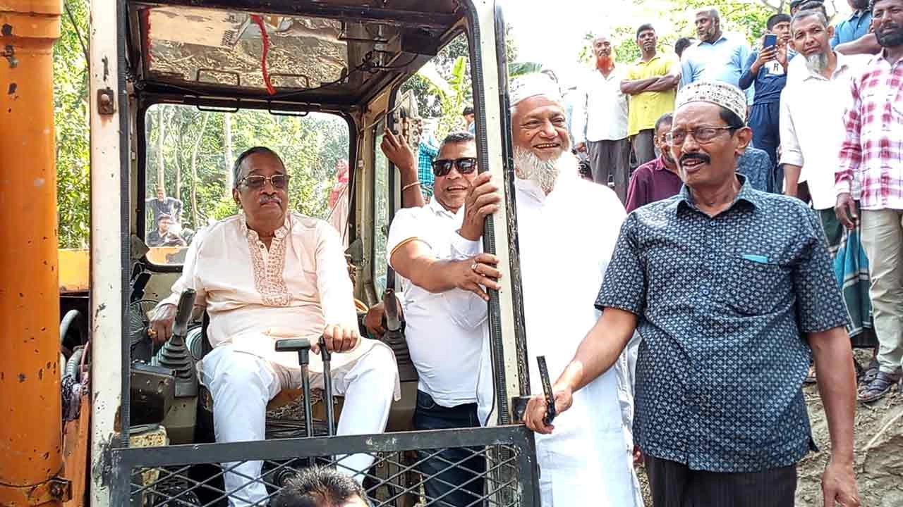 খালের পুনঃখনন কাজের উদ্বোধন করেন বিএনপির ভাইস চেয়ারম্যান অ্যাডভোকেট জয়নুল আবেদীন