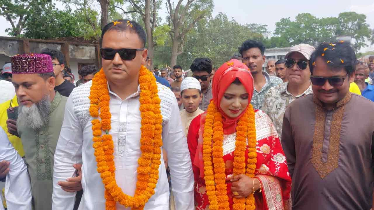 নববধূকে নিয়ে হেলিকপ্টারে গ্রামে আগমন