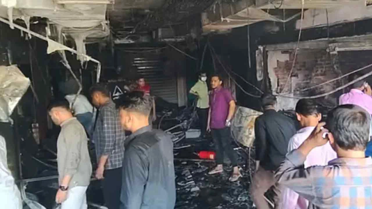 চট্টগ্রাম নগরের টেরিবাজারে ‘কে বি অর্কিড প্লাজা’ নামের মার্কেটে অগ্নিকাণ্ড