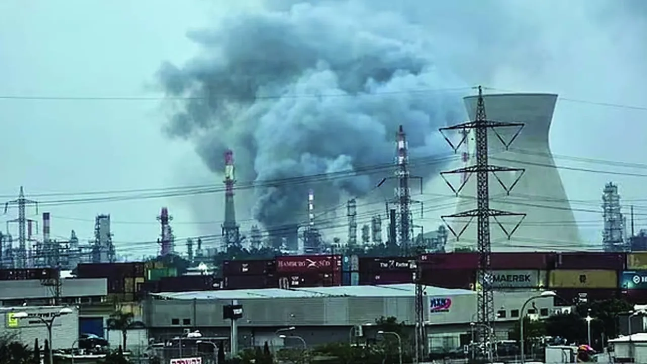 হাইফা শহরের একটি তেল শোধনাগারে আগুন ।। ছবি: সংগৃহীত