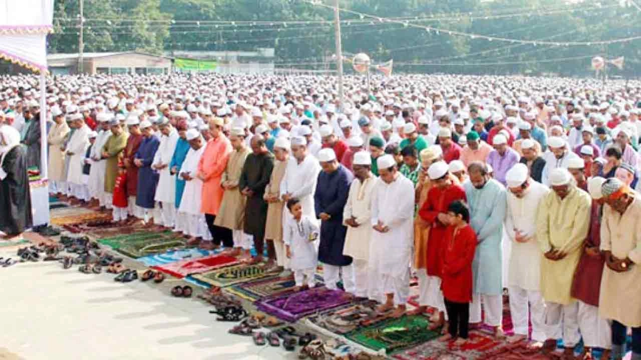 ঈদের জামাত আদায় করছেন ধর্ম প্রাণ মানুষেরা। ফাইল ছবি