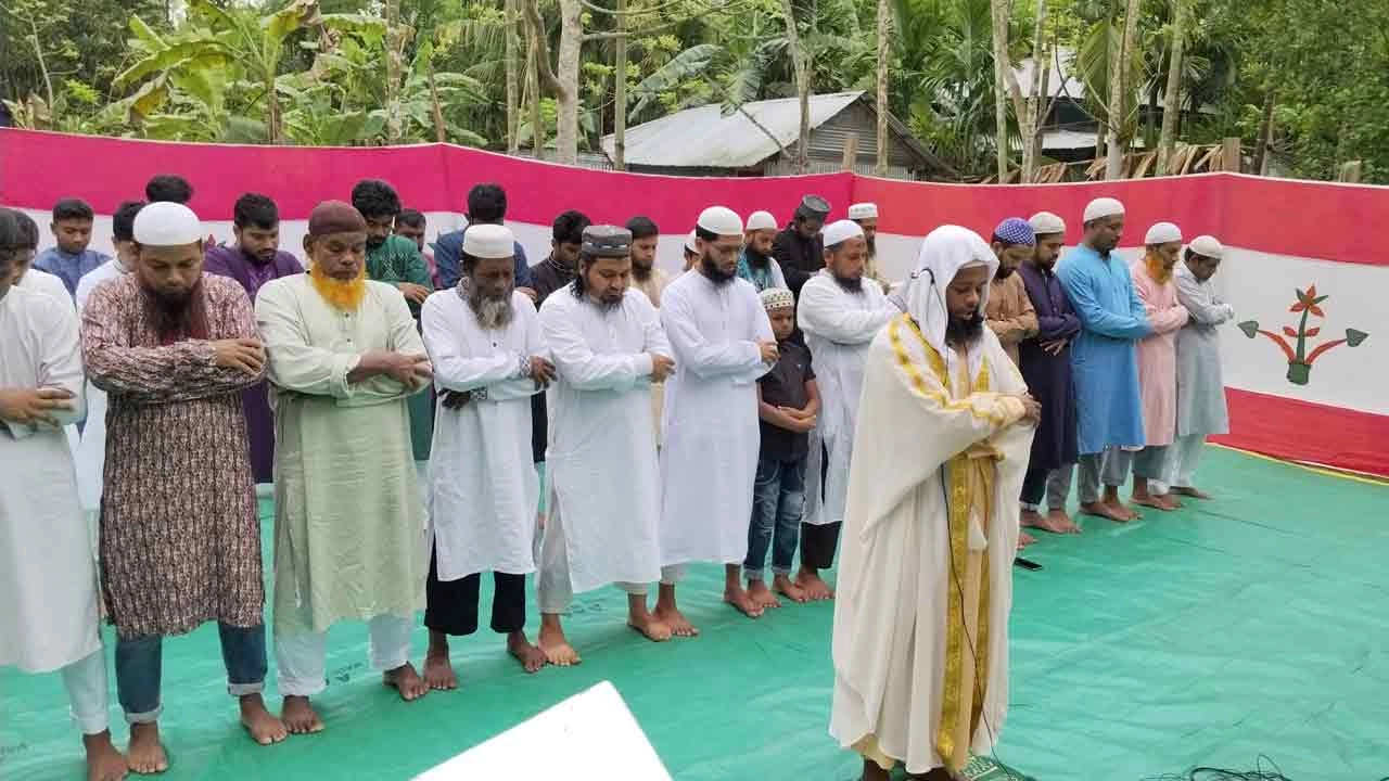 রাজাপুর উপজেলার মঠবাড়ি ইউনিয়নের ডহরশংকর গ্রামে অর্ধশতাধিক পরিবার পবিত্র ঈদুল ফিতর উদযাপন