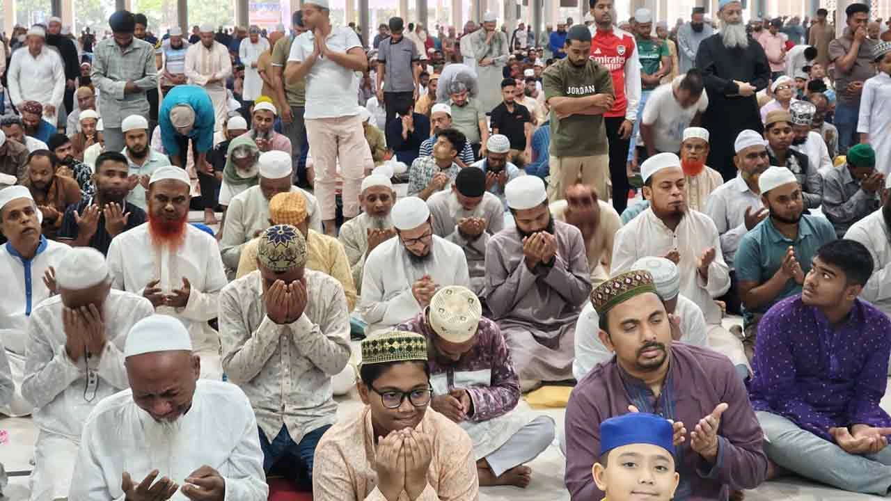 রাজধানীর বায়তুল মোকাররম জাতীয় মসজিদে মুসল্লিদের ঢল