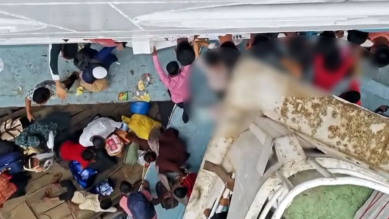 সদরঘাটে দুই লঞ্চের চাপায় ট্রলার দুর্ঘটনা।। ছবি: সংগৃহীত