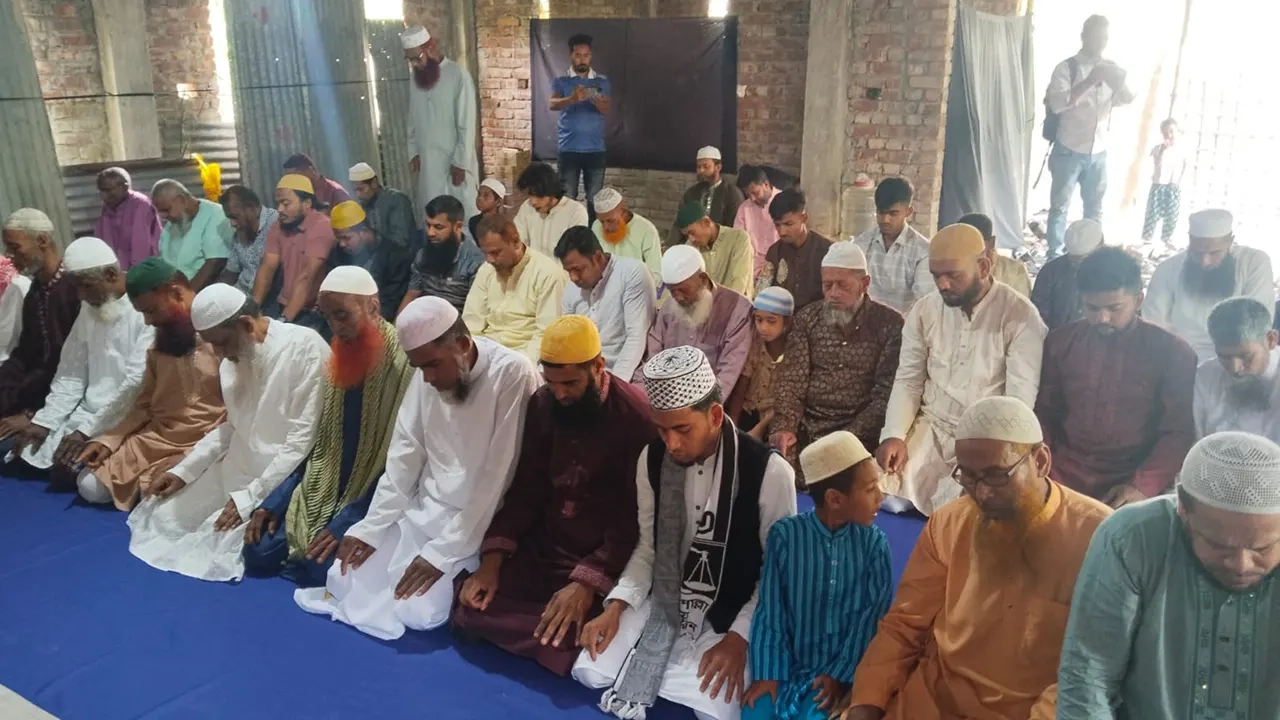 সৌদি আরবের সঙ্গে মিল রেখে সাতক্ষীরায় ঈদের নামাজ