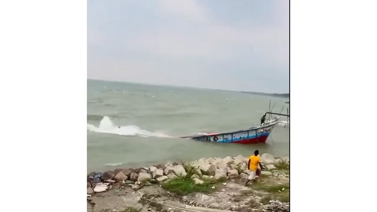 শরীয়তপুরে পদ্মা নদীতে সিমেন্ট বোঝাই ট্রলারডুবি