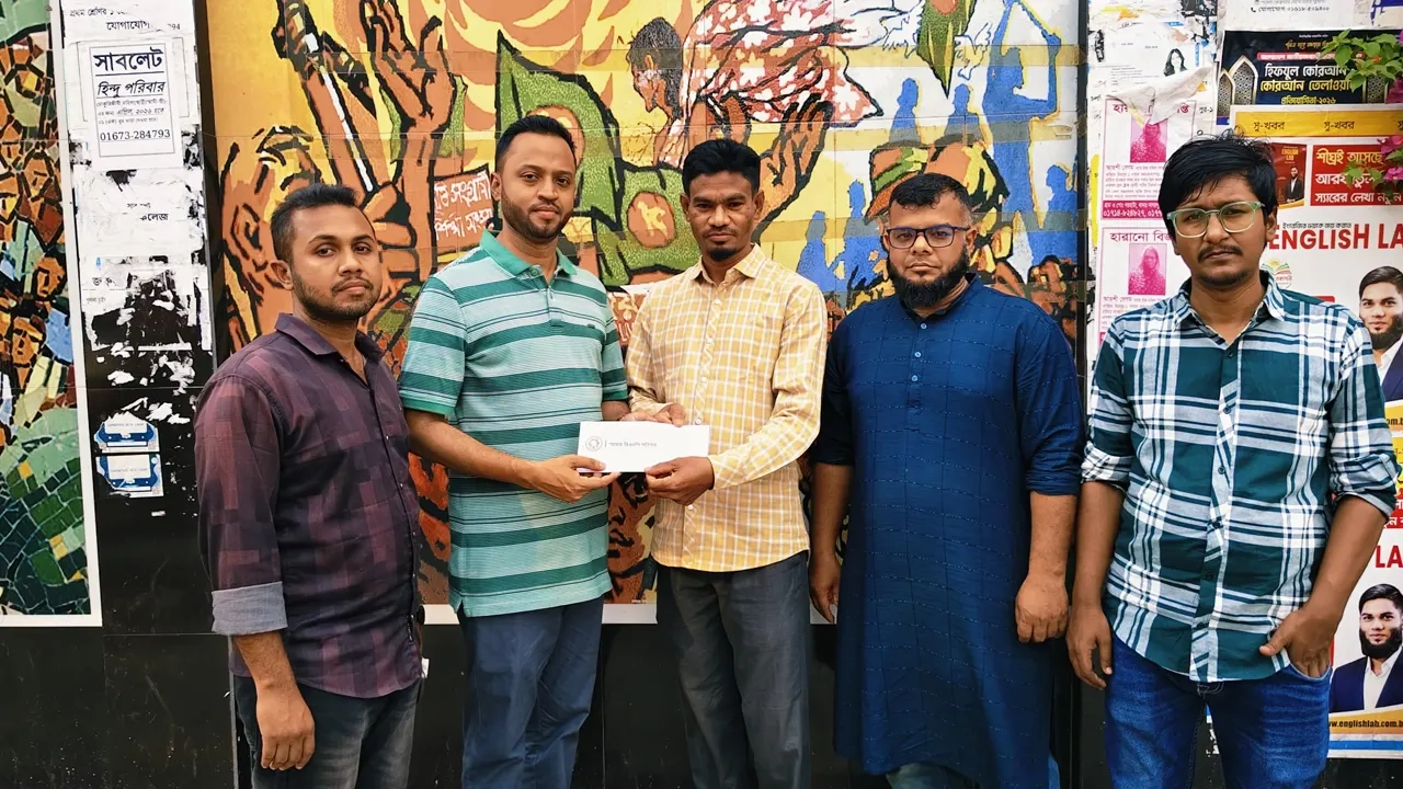 প্রধানমন্ত্রীর পাঠানো ঈদ উপহার বিতরণ