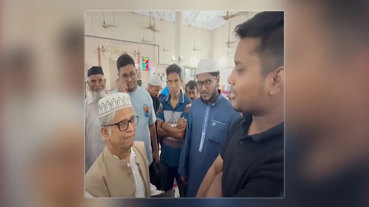 অধ্যাপক আখতারুজ্জামানের সঙ্গে হাসনাত আবদুল্লাহ। ছবি : সংগৃহীত