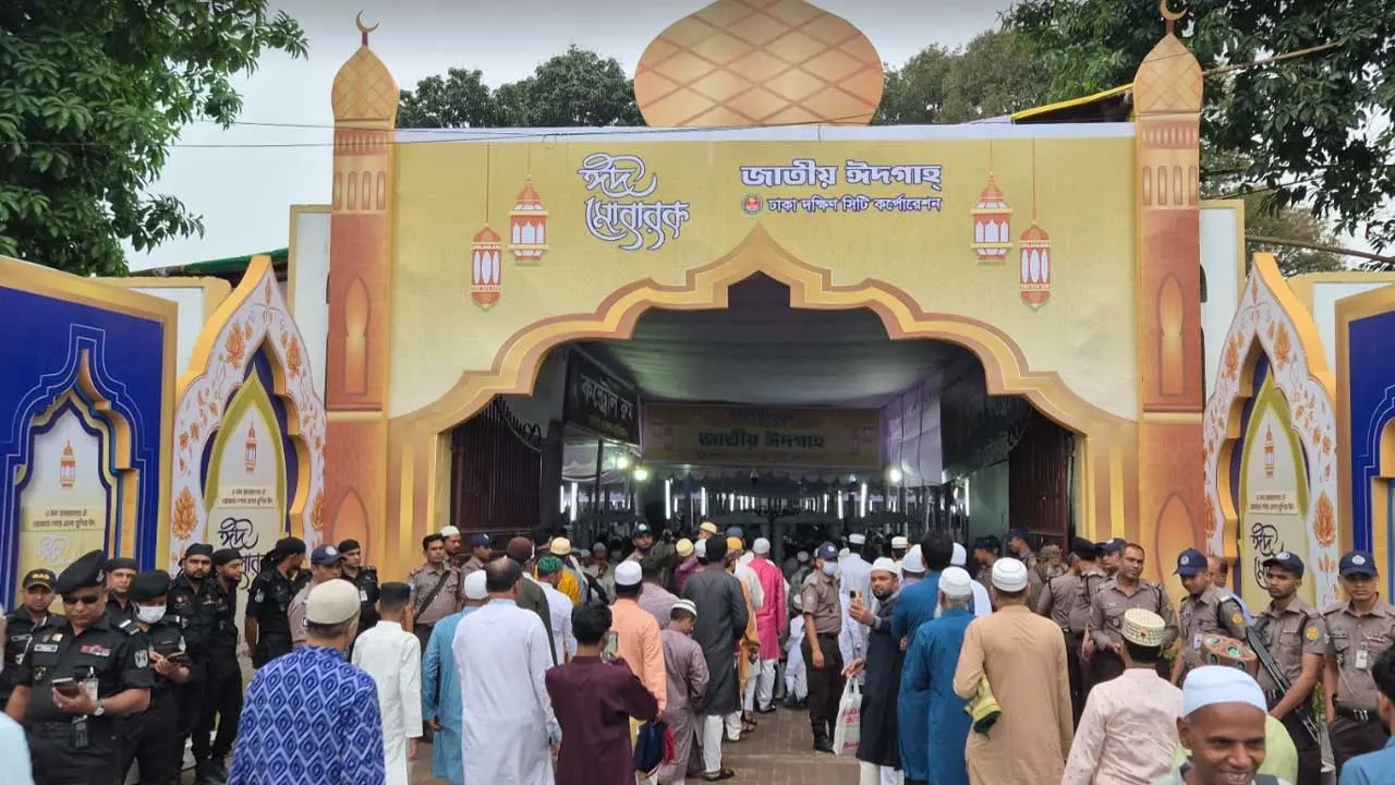 জাতীয় ঈদগাহ ময়দানে সারিবদ্ধভাবে প্রবেশ করছেন মুসল্লিরা ।। ছবি: সংগৃহীত