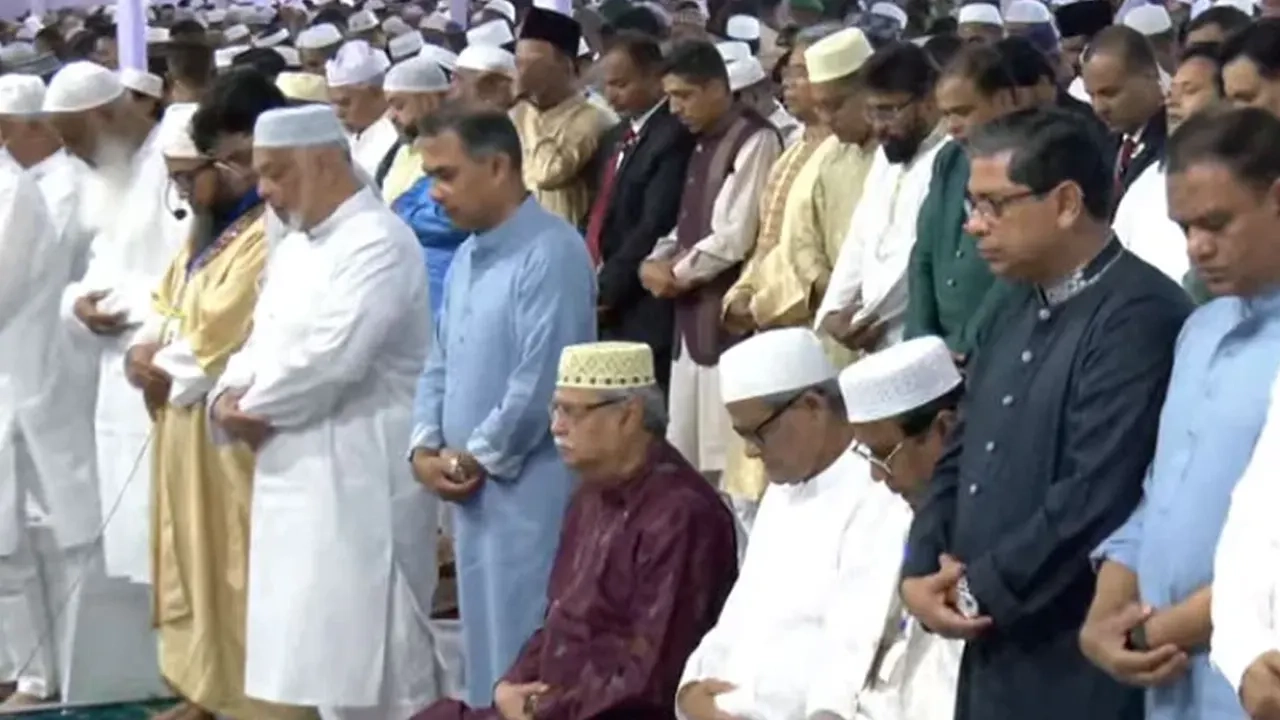 রাষ্ট্রপতি ও প্রধানমন্ত্রী একসঙ্গে জাতীয় ঈদগাহে ঈদের নামাজ আদায় করেন। ছবি-সংগৃহীত