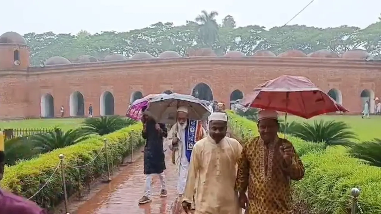 প্রতিকূল আবহাওয়া উপেক্ষা করে ষাটগম্বুজ মসজিদে ঈদ জামাতে আসছেন মুসল্লিরা