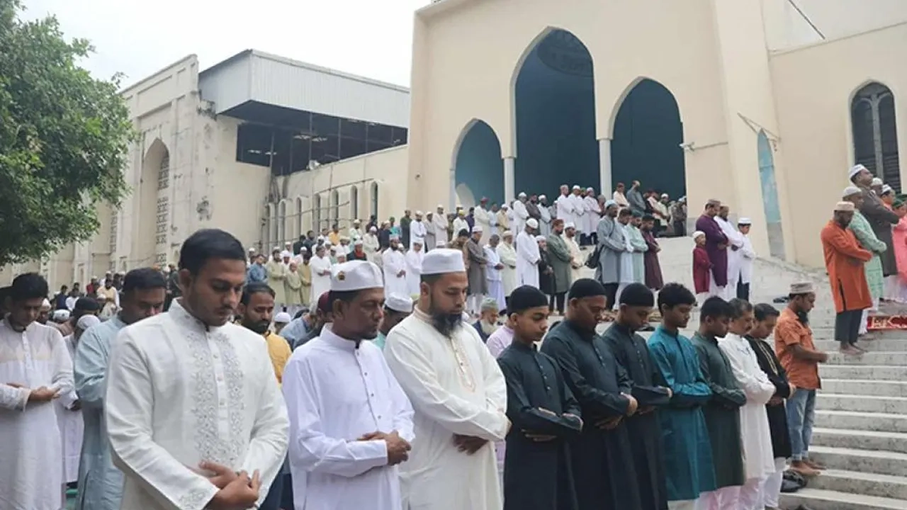 বায়তুল মোকাররম মসজিদে নামাজরত মুসল্লিরা ।। ছবি: সংগৃহীত