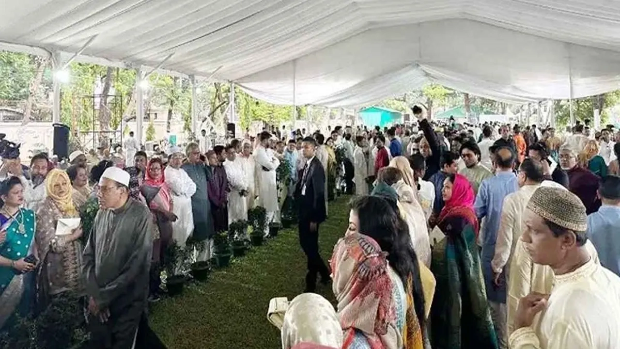 প্রধানমন্ত্রীর সাথে ঈদের শুভেচ্ছা বিনিময় করতে যমুনায় মানুষের ঢল ।। ছবি: সংগৃহীত