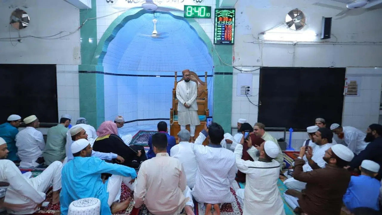 পবিত্র ঈদুল ফিতরের নামাজে ইমামতি করছেন জবি উপাচার্য