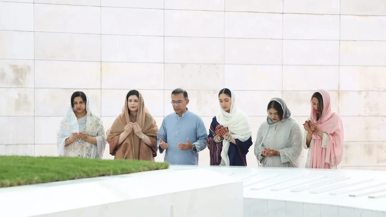 পরিবারের সদস্যদের নিয়ে বাবা-মায়ের কবর জিয়ারতকালে প্রধানমন্ত্রী