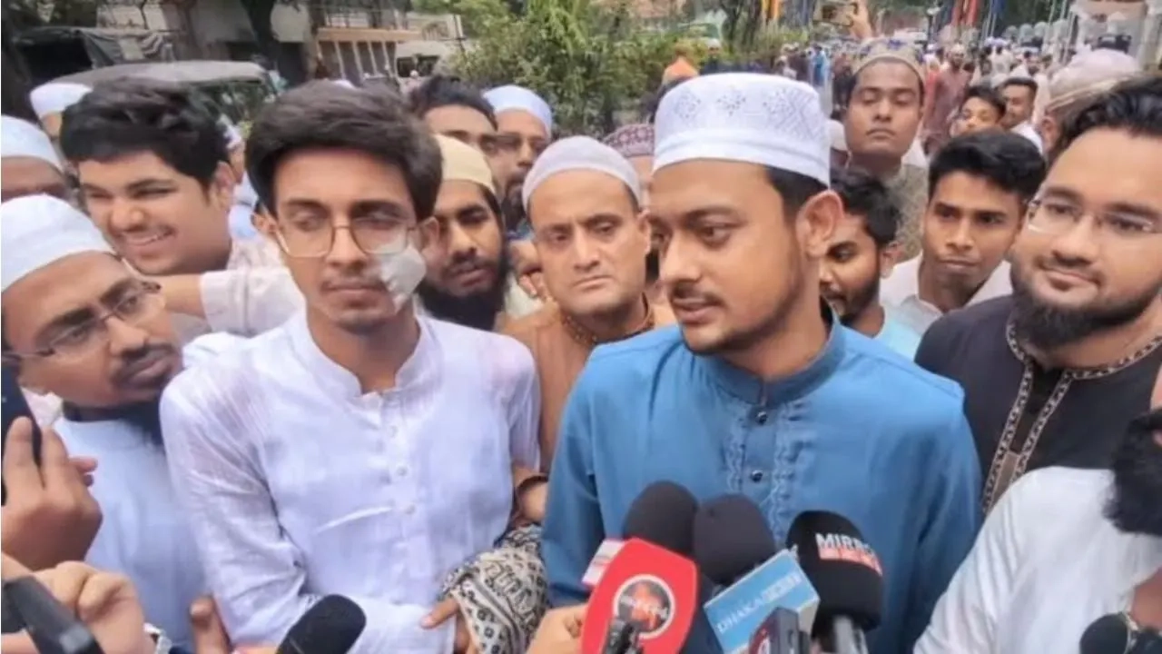 ঈদের নামাজ শেষে নাসীরুদ্দিন পাটোয়ারী ।। ছবি: সংগৃহীত