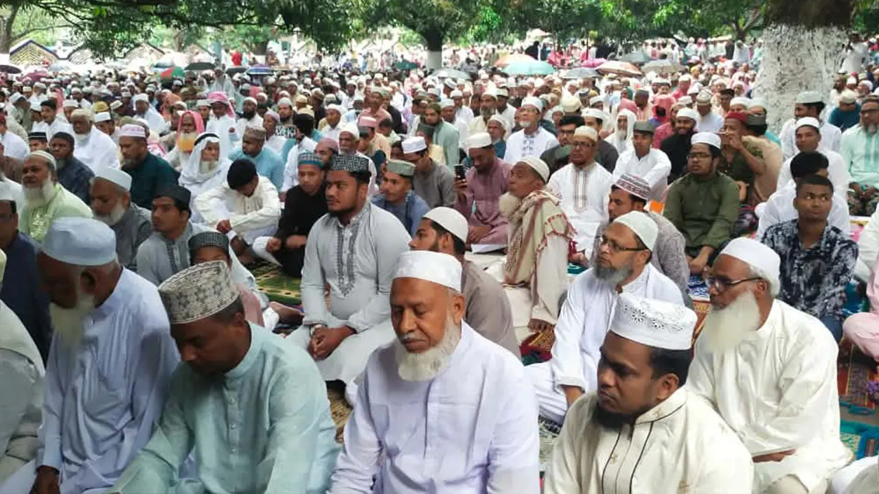 চাঁপাইনবাবগঞ্জে ঈদের নামাজ আদায়