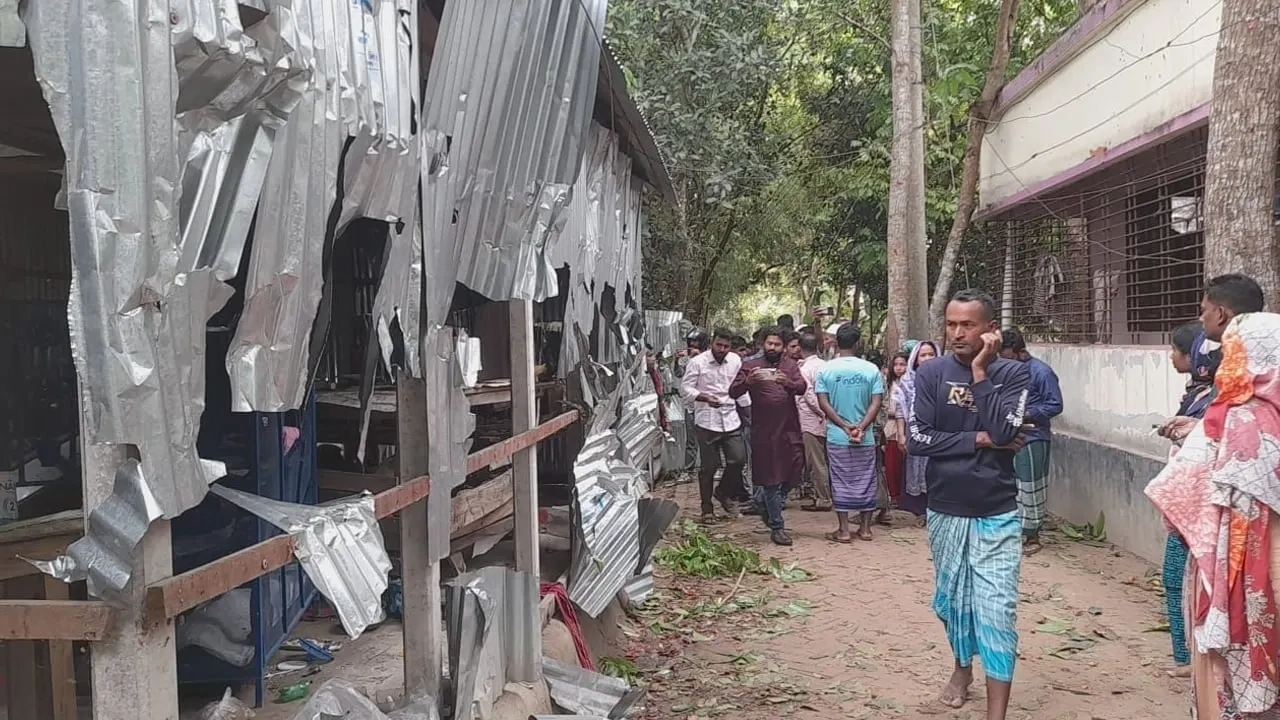 ফরিদপুরে আধিপত্য বিস্তার নিয়ে দুই গ্রামবাসীর সংঘর্ষ ।। ছবি: সংগৃহীত