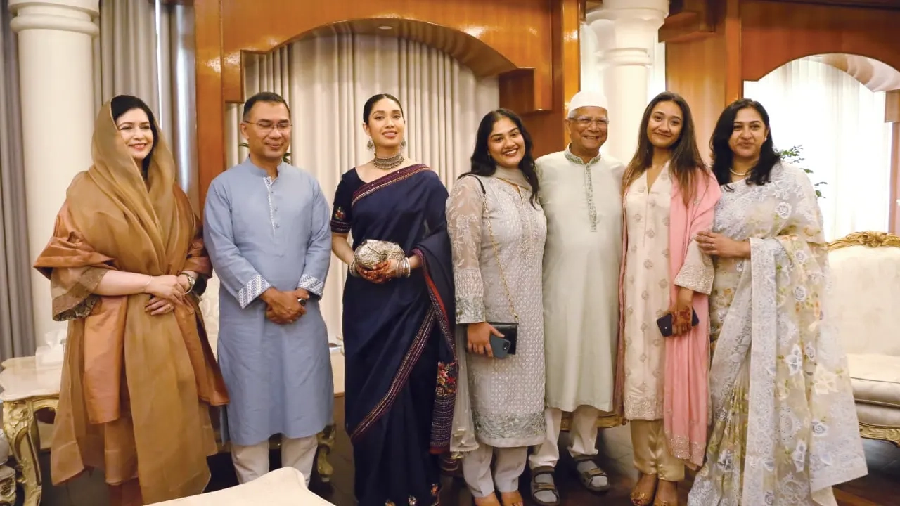 প্রধানমন্ত্রীর ফেসবুক থেকে ছবিটি নেওয়া