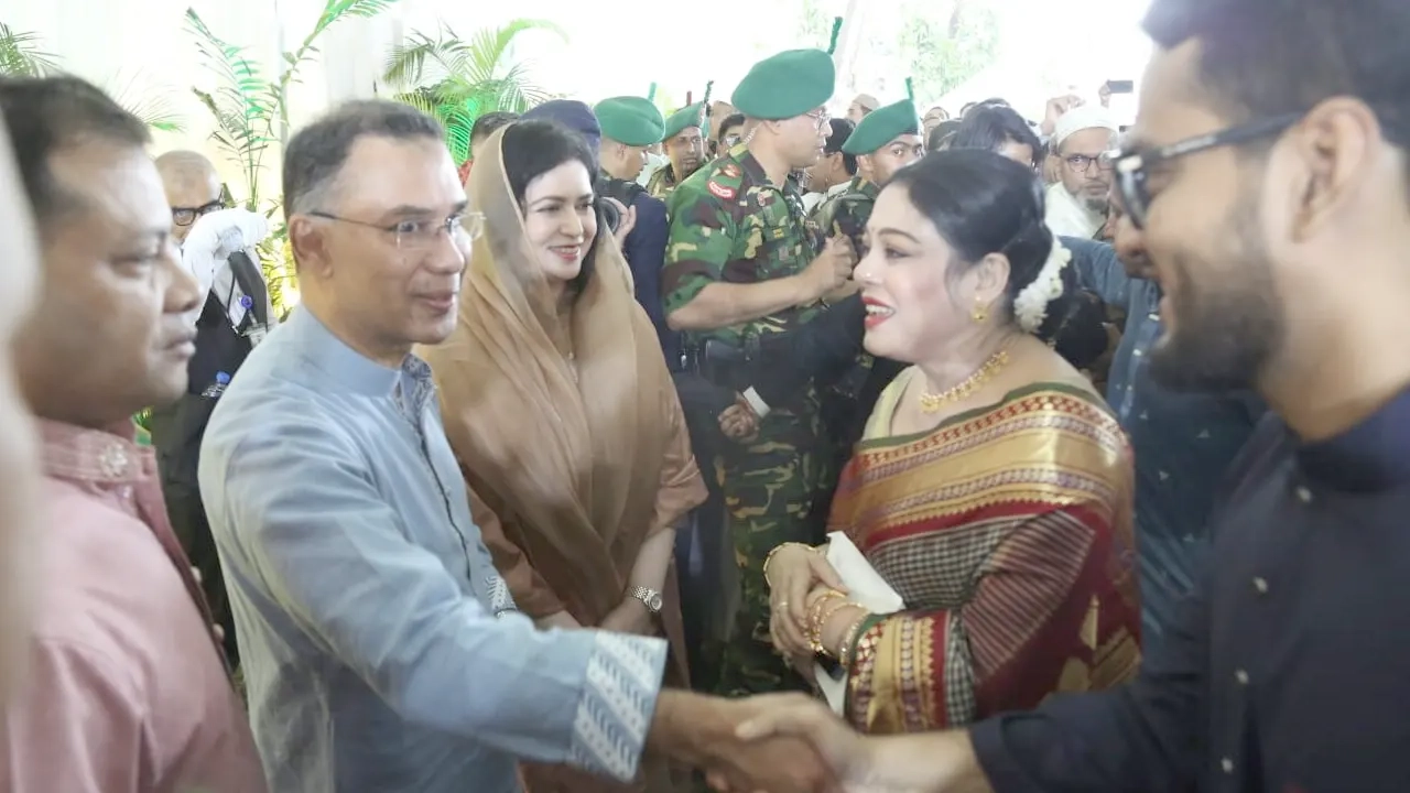 সর্বস্তরের মানুষের সঙ্গে শুভেচ্ছা বিনিময় করেন প্রধানমন্ত্রী তারেক রহমান