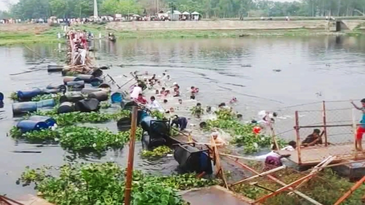 ব্রহ্মপুত্র নদের ওপর ভাসমান সেতুতে ধস