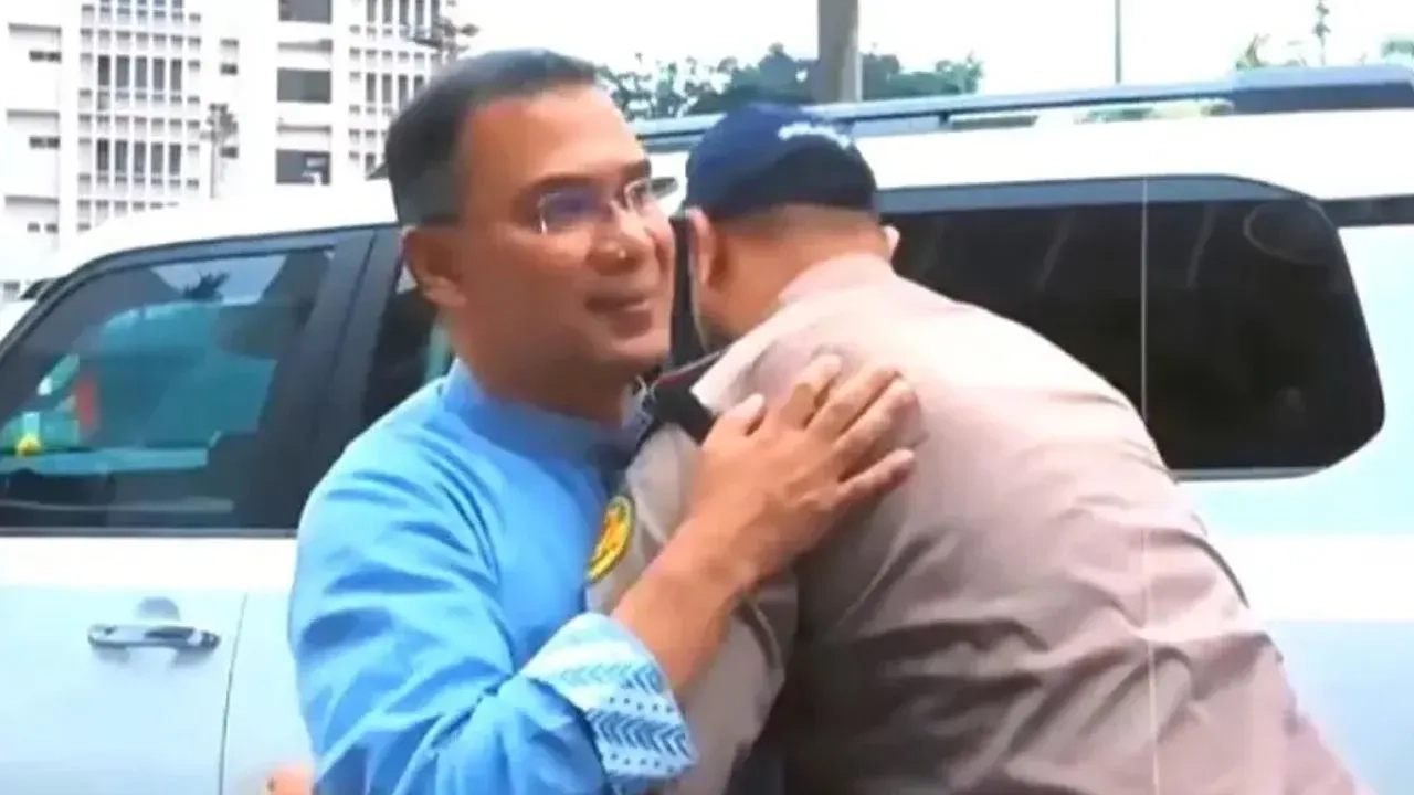 রাস্তায় পুলিশ সদস্যকে বুকে জড়িয়ে প্রধানমন্ত্রীর ঈদ আলিঙ্গন