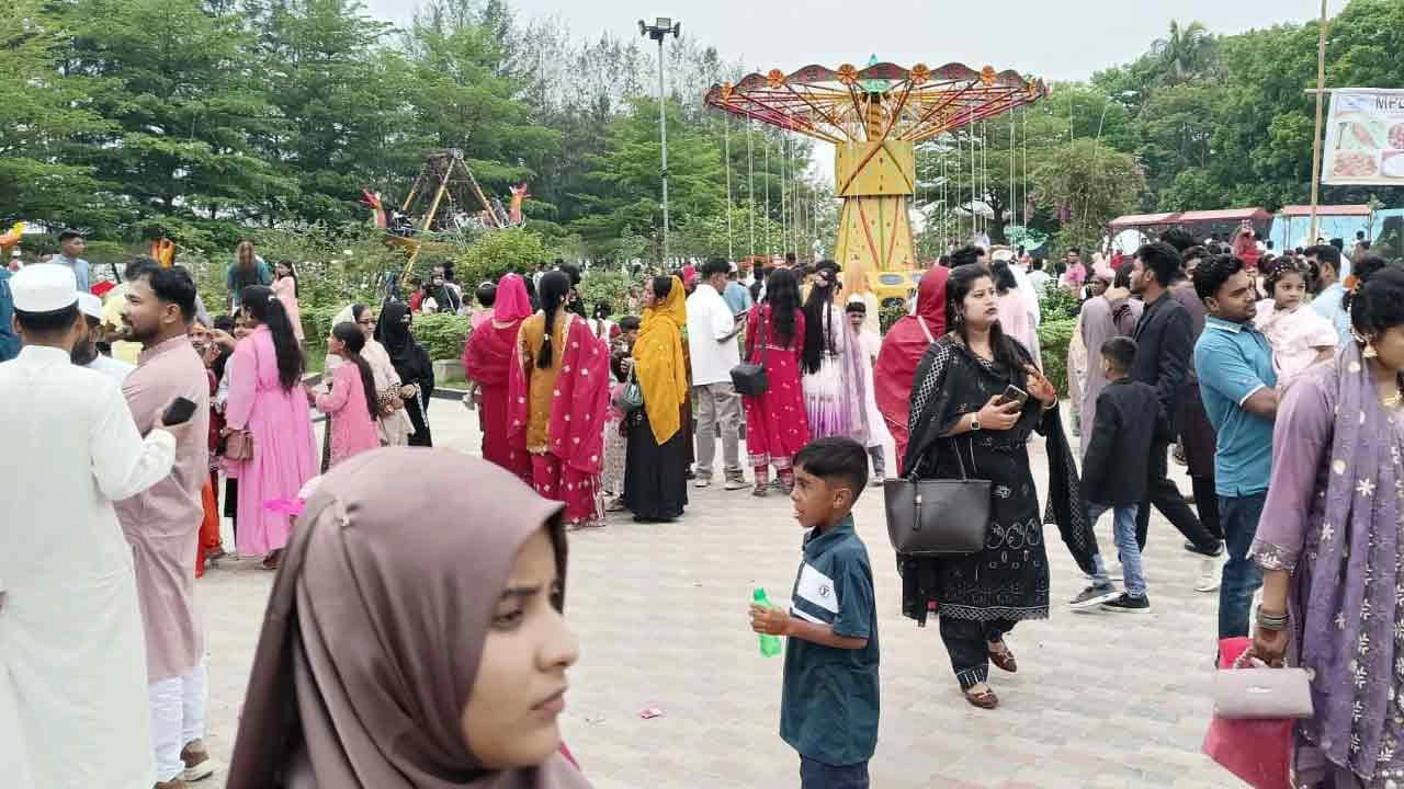 ঈদের আনন্দে মুখর ‘মিনি কক্সবাজার’ চাঁদপুরের মোহনপুর পর্যটন কেন্দ্রে দর্শনার্থীদের উপচেপড়া ভিড়।