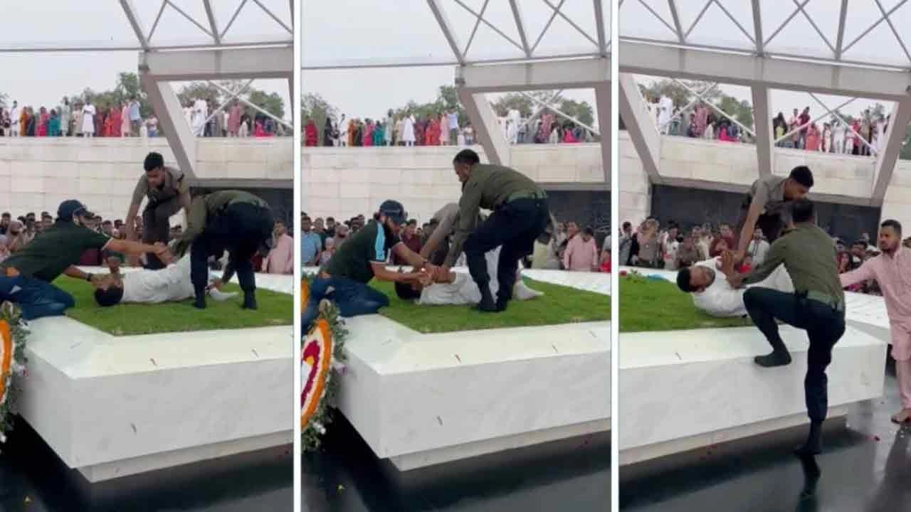 রাজধানীর জিয়া উদ্যানে জিয়াউর রহমান ও খালেদা জিয়ার কবরে উঠে আত্মহত্যার চেষ্টা করছে এক যুবক। এসময় তাকেঁ বাধা দিচ্ছেন আনসার সদস্যরা।