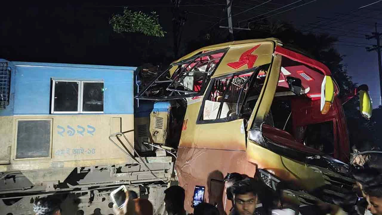 সংঘর্ষের পর ট্রেনটি বাসটিকে জাঙ্গালিয়া স্টেশন পর্যন্ত নিয়ে যায়