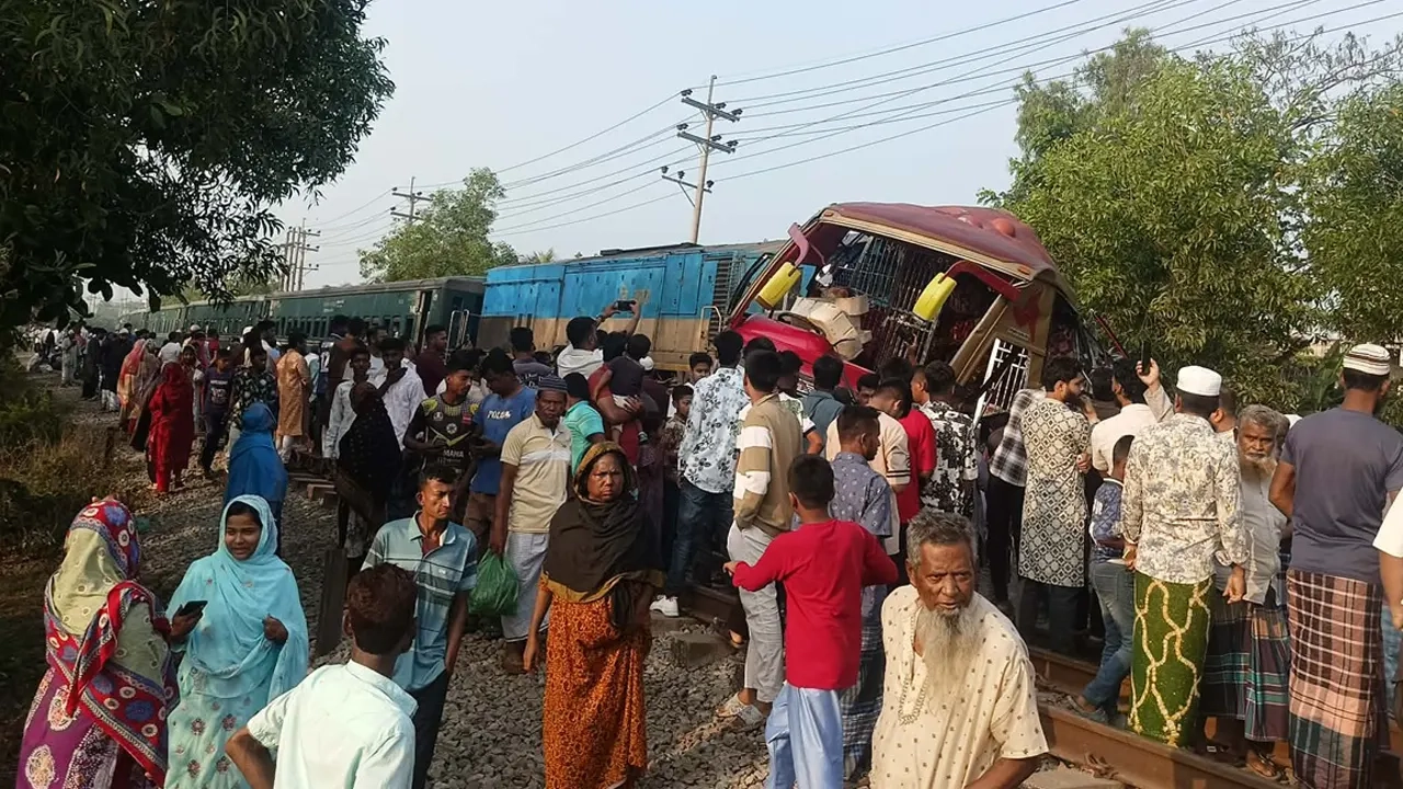 ঢাকা-চট্টগ্রাম মহাসড়কের পদুয়ারবাজার লেভেল ক্রসিং এলাকায় ভয়াবহ দুর্ঘটনা