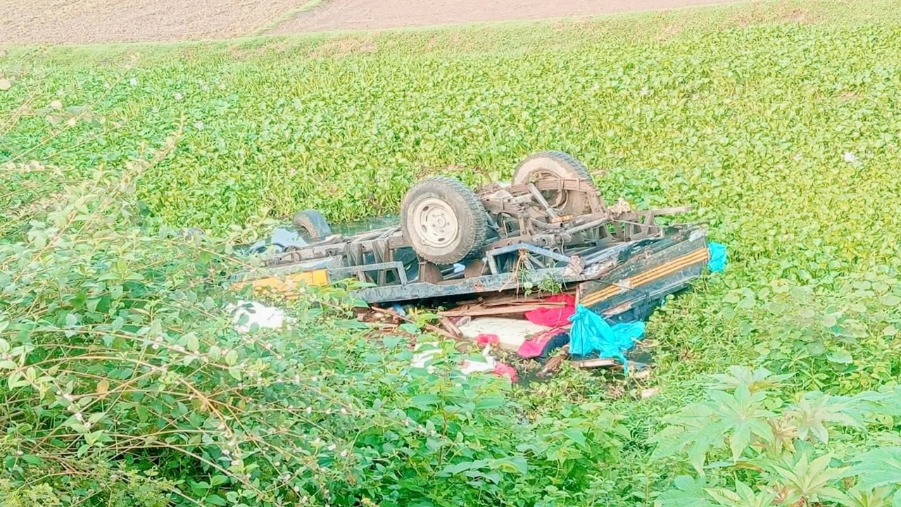 বাস ও পিকআপের মুখোমুখি সংঘর্ষের পর