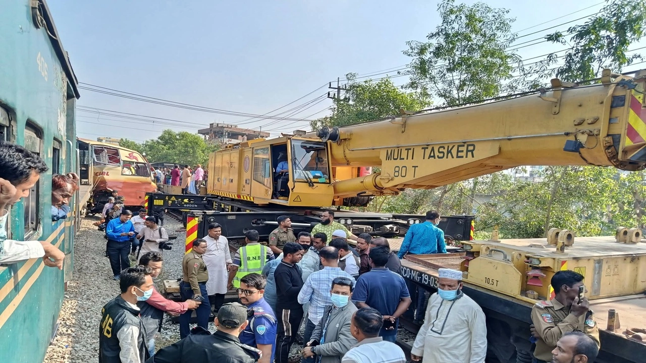 মিল্লার সদর দক্ষিণে ভয়াবহ বাস-ট্রেন সংঘর্ষের পর আংশিকভাবে ট্রেন চলাচল স্বাভাবিক